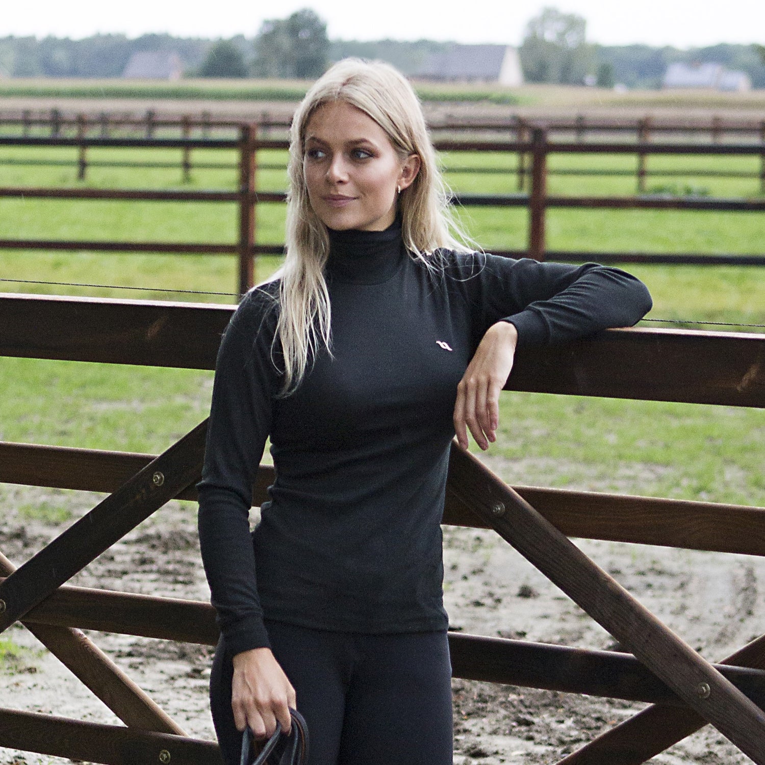 blonde women wearing black long sleeve shirt