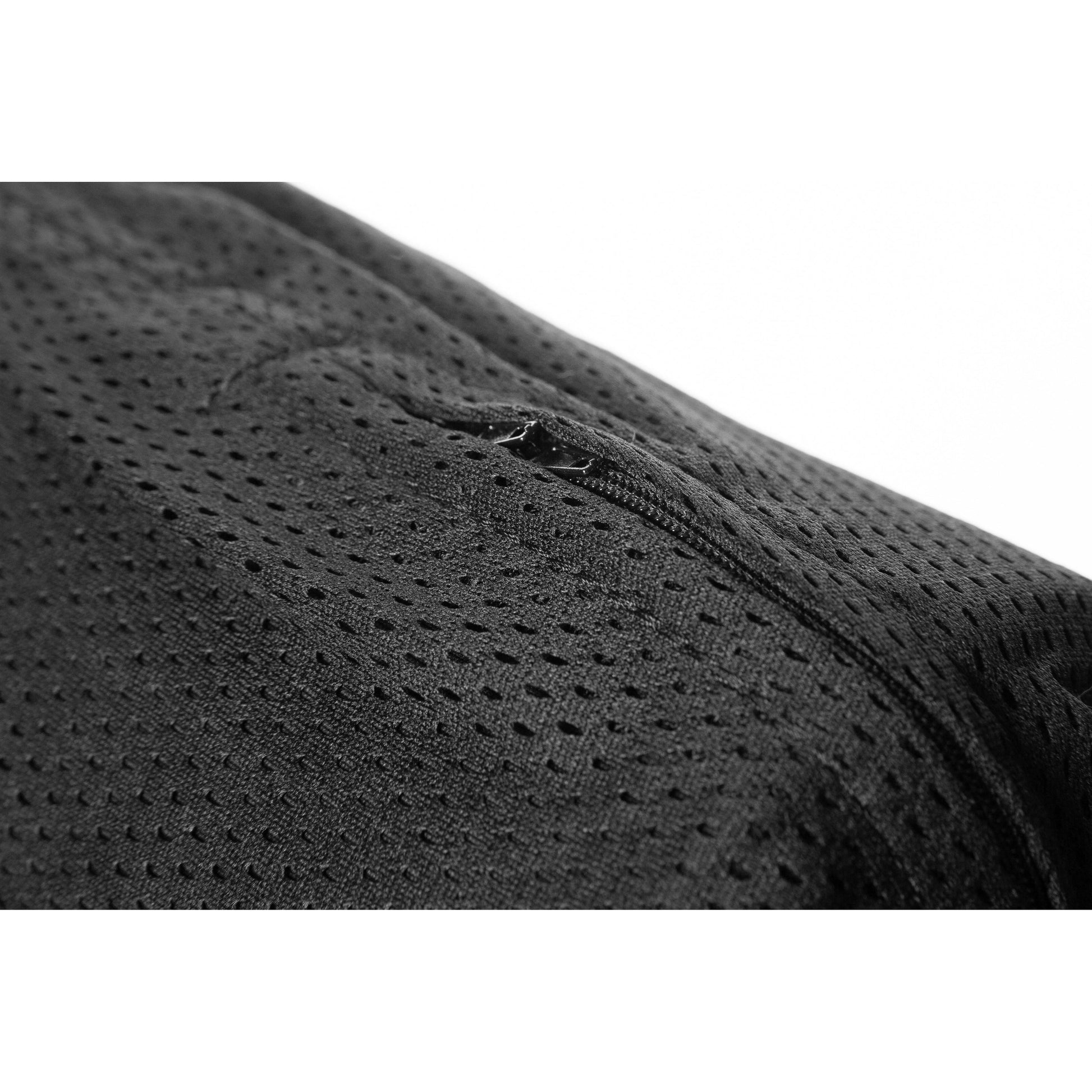 black dog mesh rug - tail zip view